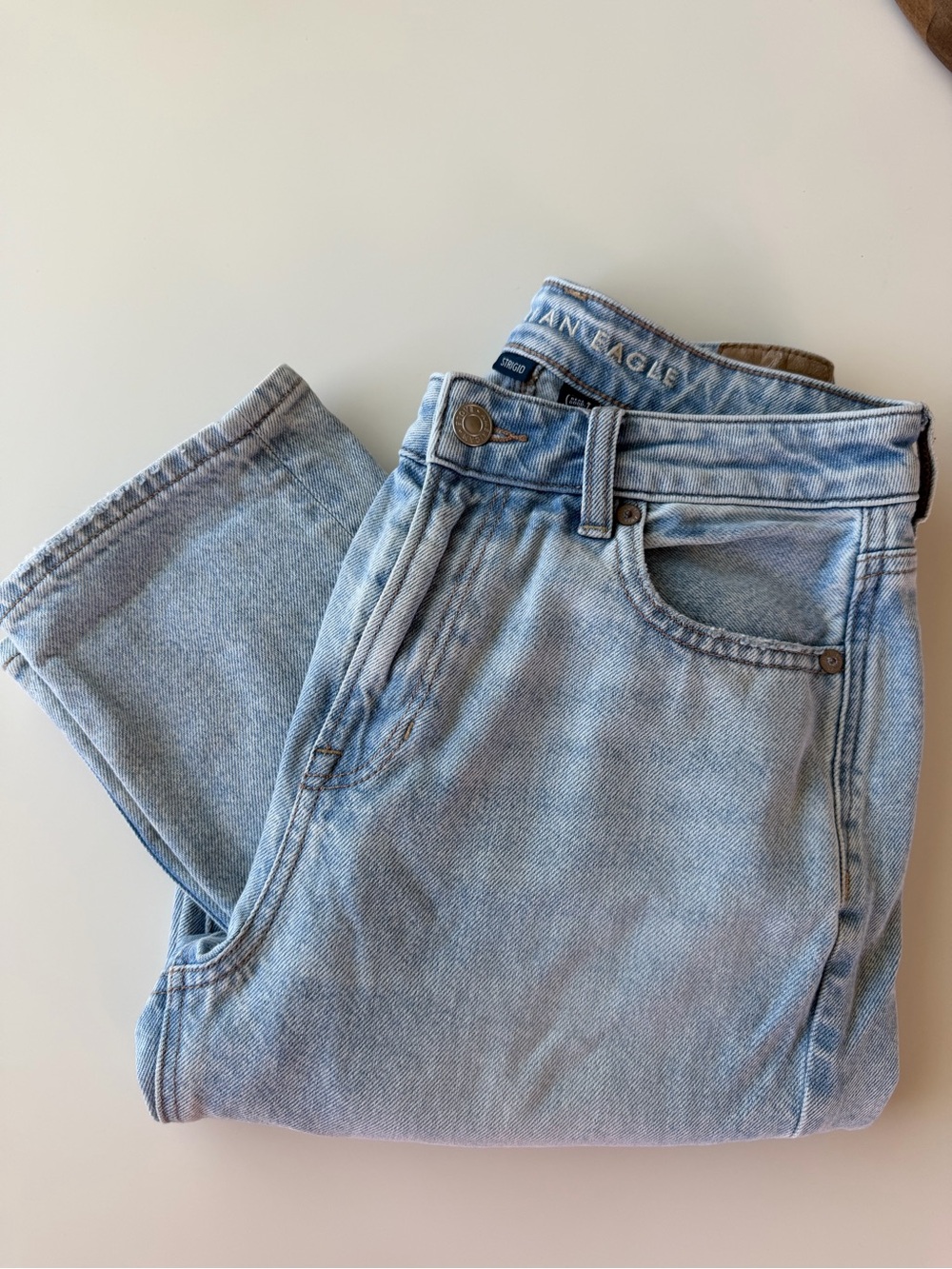 American Eagle Outfitters Light Wash High-Rise Women's Mom Jeans